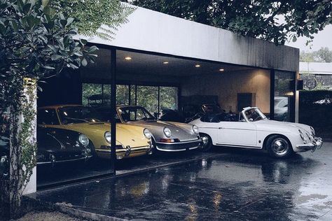 Nice Garage Interior, Vintage Car Garage, Porsche Garage, Porsche Aircooled, Classic Car Garage, Luxury Car Garage, Garage Style, Luxury Garage, Modern Garage