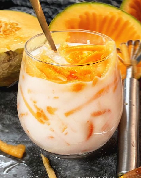 Creamy cantaloupe drink in a nice glass. Melon Juice Filipino, Filipino Cantaloupe Drink, Recipes Using Cantaloupe, Cantelope Melon Recipes, Melon Drink Recipes, Cantaloupe Juice Recipes, Melon Juice Recipe, Melon Drink, Cantaloupe Juice