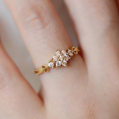 #finger #ring Latest Gold Ring Designs, Fashion Jewelry Necklaces Gold, Silver Jewellry, Gold Finger Rings, Locket Design, Fancy Jewelry Necklace, Fancy Jewellery Designs, Gold Bridal Jewellery Sets, Bangles Design