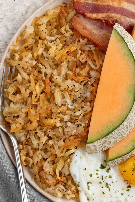 Crispy Oven Hash Browns Recipe - Dinner, then Dessert Ore Ida Hashbrown Recipes, Oven Hashbrowns Frozen, Oven Hashbrowns, Shredded Hashbrown Recipes, Stacked Ovens, Frozen Hashbrowns, Dinner Then Dessert, Breakfast Sides, Crispy Hashbrowns