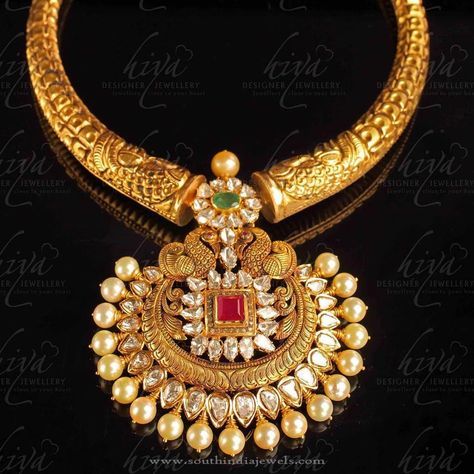 Gold Necklace Designs from Hiya Designer Jewellery Kanthi Necklace Gold, Hansli Necklace, भारतीय दुल्हन संबंधी, Latest Indian Jewellery, 22 Carat Gold Jewellery, Antique Jewelry Indian, 22 Carat Gold, Wedding Jewellery Collection, Antique Gold Jewelry