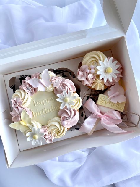 Cake Bento Box Ideas, Mini Cake And Cupcake Set, Bento Cake And Cupcakes, Bento Cupcake, Bento Box Cakes, Cake Bento, Mothers Day Desserts, Gift Box Cakes, Whole Cake