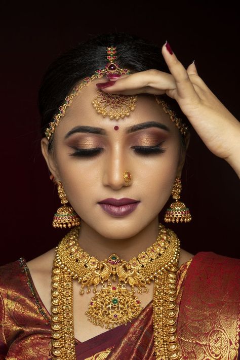 Bride Makeup South Indian, Kerala Hindu Bride Eye Makeup, Bridal Makeup Indian Wedding Hindu, South Indian Bride Look Makeup, Tamil Bride Makeup, Muhurtham Makeup Look, South Indian Bride Eye Makeup, Telugu Bridal Makeup, South Indian Eye Makeup