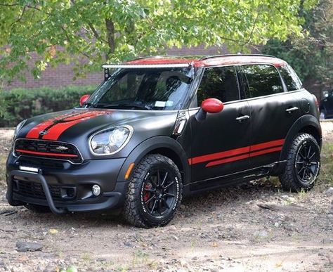 You don’t have to be MINI to drive one. Here’s 7-ft tall Marshall Plumlee's new MINI #JCW #Countryman. New Mini Countryman, Mini Cooper Models, Mini Cooper Custom, Mini Crossover, Country Man, Mini Jeep, Auto Poster, Mini Copper, Custom Cars Paint