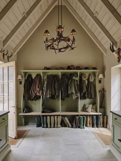 17th Century Cotswold Manor House - Sims Hilditch Boot Room Design Ideas, Cotswold Country House, 17th Century Cottage, Country House Boot Room, Country Manor House Interiors, Cotswold House Interior, Cotswolds Interior Design, British Countryside House Interior, Cotswolds Bedroom