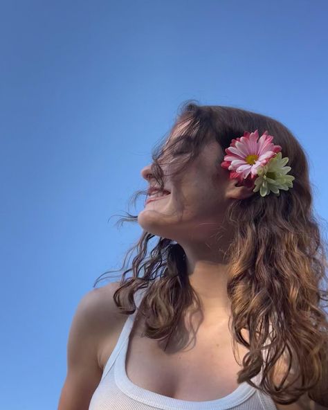 curly 2b 2c hair type aesthetic flowers in hair sky photo clear sky pictures summer instagram inspiration pictures photoshoot Girl With Flowers In Her Hair, Moana Era, Recreate Photos, Photoshoot Flowers, Idea Story, Instagram Photoshoot, Creative Poses, Photo Recreation, Insta Ideas