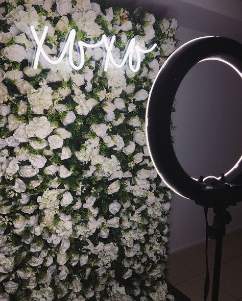 Flower Wall With Neon Sign, Salon Photo Backdrop Wall, Wall With Neon Sign, White Flower Wall, Makeup Studio Decor, Home Hair Salons, Esthetician Room Decor, Esthetics Room, Spa Room Decor