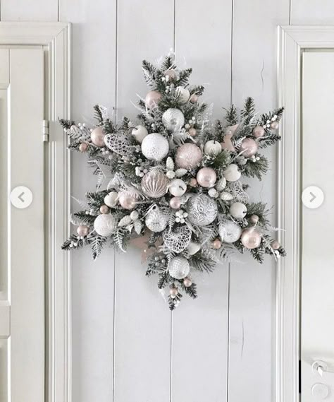 Holiday Wreaths Christmas, Christmas Decorations Wreaths, Diy Christmas Wreaths, Christmas Wreaths To Make, Xmas Wreaths, Christmas Wreaths For Front Door, Holiday Crafts Christmas, Christmas Crafts Decorations, Christmas Floral