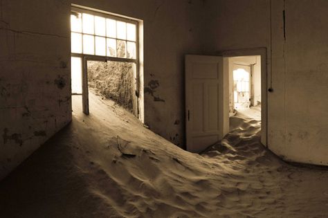 Diamond Mining, Abandoned Cities, Haunting Photos, Mining Town, Cities Around The World, Abandoned Mansions, Haunted Places, Abandoned Buildings, Old Buildings