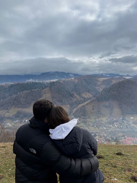 Traveling goals couple travel mountains Cute Relationship Travel, Traveling Together Aesthetic, Traveling Relationship Goals, Mountain Aesthetic Couple, Travel With Partner Aesthetic, Traveling As A Couple, Travel With Husband Aesthetic, Traveling With Girlfriend, Mountain Date Aesthetic