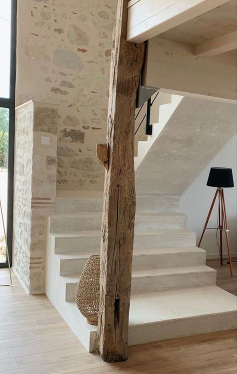 Railing Makeover, Indoor Stairs, Stairs Wall, Architecture Renovation, Stone Ideas, Stair Wall, Staircase Makeover, Italian Home, Interior Stairs