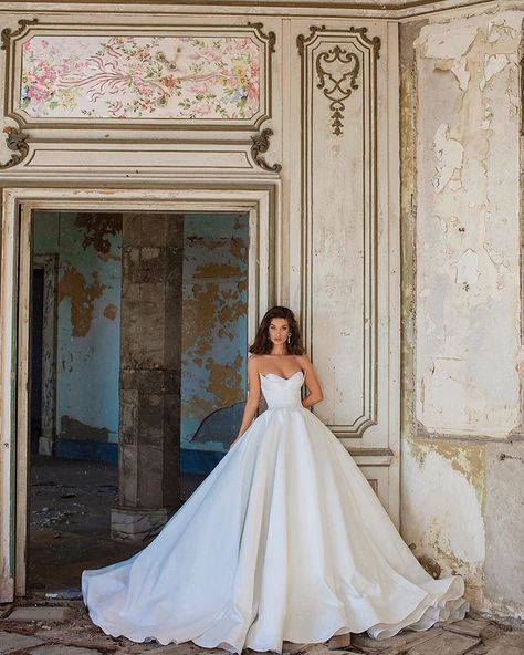 She is a maze with no escape ♥️ Haute Couture MAGIC Style by #Viero #Spring2019Collection Photographer @endritmertiri Model @meggluka… Satin Ballgown Wedding Dresses, White Strapless Wedding Dress, Model Wedding, Top Wedding Dress Designers, Plain Wedding Dress, Wow Photo, Couture Wedding Gowns, Luxury Wedding Dress, Satin Wedding Dress