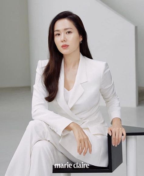 Foto Formal Kerja, Executive Outfit, Business Portraits Woman, Professional Profile Pictures, Boss Lady Outfit, Professional Headshots Women, Profile Photography, Marie Claire Korea, Son Ye Jin