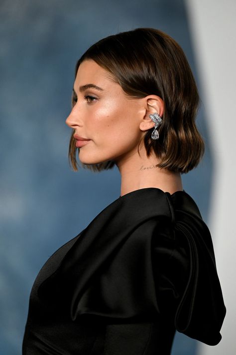 Glazed chocolate brunette hair colour is trending with celebrities like Hailey Bieber this summer | Vogue India Brunette Hair Colour, Chocolate Brunette Hair Color, Glossy Hair Color, Chocolate Brunette Hair, Chocolate Brunette, Summer Vogue, Colour Trend, Hair Color Chocolate, Blond Balayage