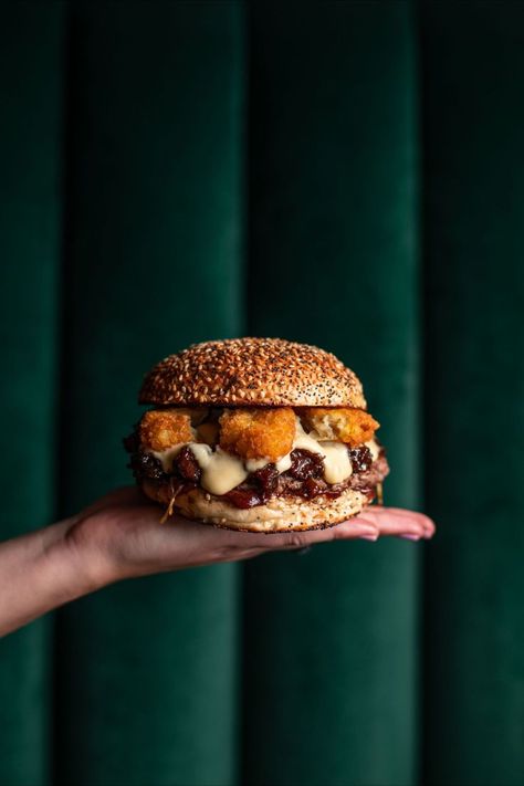 Burger Restaurant Photography, High End Food Photography, Food Styling Photography Inspiration, Burger Photography Ideas, Luxury Burger, Burger Food Photography, Burger Photoshoot, Street Food Photography, Restaurant Food Photography