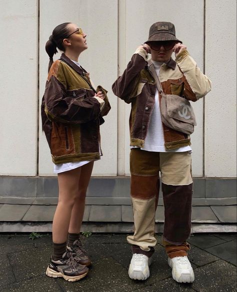 Couple Photoshoot Clothing Ideas, Couples Fashion Streetstyle, Couples Streetwear Outfits, Men And Women Matching Outfits, Streetwear Couple Street Style, Streetwear Fashion Couple, Couple Outfits Streetwear, Street Fashion Couple, Street Style Couple