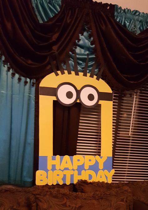 Diy Minion Birthday Party Decor, Minions Birthday Theme Decoration, Minion Photo Booth, Minons Birthday Party Ideas Decorations, Minions Backdrop Party Ideas, Kids Party Props, Birthday Minion, Minion Party Theme, First Birthday Decorations Boy