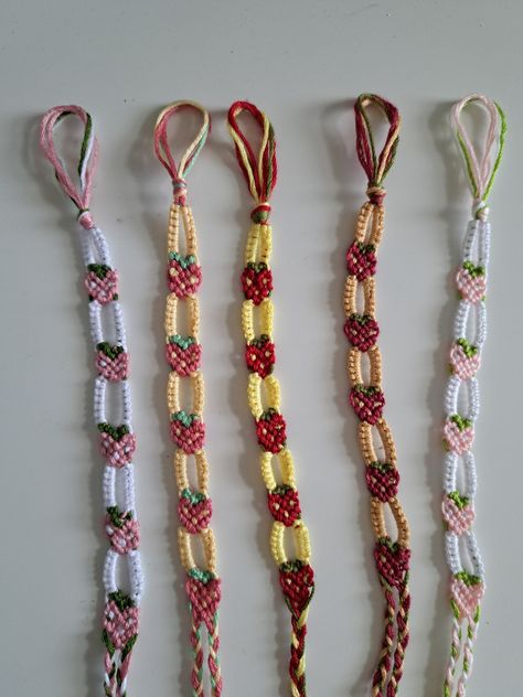 Strawberry Chain Bracelet, Friendship Bracelet Patterns Embroidery Thread, Simple Embroidery Bracelet Patterns, Friendship Bracelets Macrame, Cherry Friendship Bracelet Pattern, Strawberry Bracelet Pattern, Strawberry Friendship Bracelet, Macrame Bracelet Patterns Tutorials, Thread Friendship Bracelets