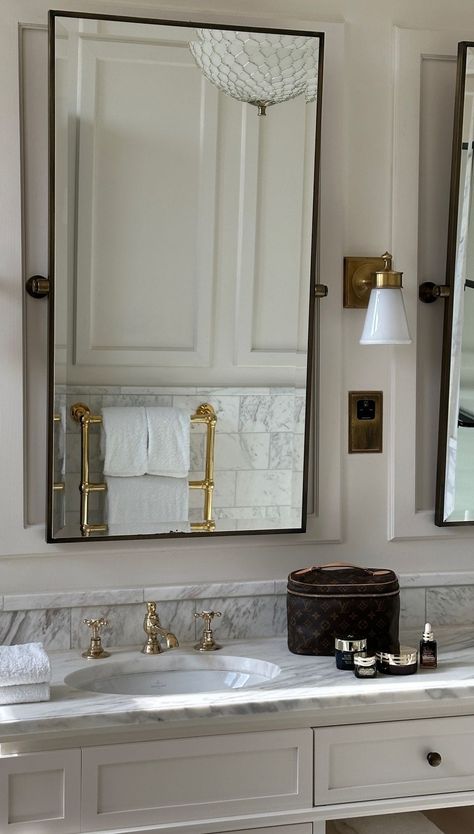 Classy Home Aesthetic, French Guest Bathroom, Old Money Aesthetic Interior, Home Decor Ideas Classic, Parisian Bathroom Aesthetic, Old Money Aesthetic Bathroom, Charming Bathroom, Ornate Minimalism, London Home Aesthetic