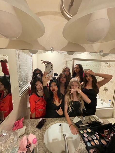 Halloween Party With Friends Aesthetic, Halloween Parties Aesthetic, Halloween Party Photoshoot, Haunted House With Friends, Halloween Group Photos, Halloween Group Pictures, Halloween Parties For Teenagers, Silly Photo Ideas, Halloween Picture Ideas With Friends