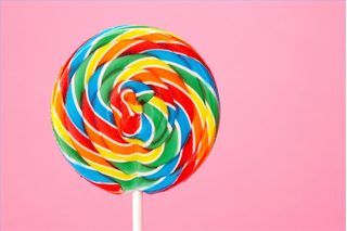 Swirl lollipops are a fun treat to eat and to make. You don't have to be an experienced candymaker to enjoy these tasty treats. All you need is an afternoon and the right ingredients, and you can choose whatever colors and flavors you like.Because it is best to have a partner while making this candy, this is a great recipe for kids. They will enjoy... Lollipops Decorations, How To Make Lollipops, Homemade Lollipops, Lemon Biscuits, Lollipop Decorations, Candyland Theme, Lollipop Recipe, Felt Succulents, Swirl Lollipops