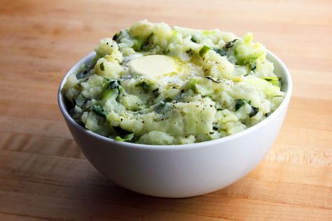 Colcannon, a traditional Irish food staple, is a celebration of the humble spud, which makes it the perfect addition to your St. Patrick's Day feast! Irish Colcannon, Colcannon Recipe, Guinness Beef Stew, Irish Recipes Traditional, Irish Dishes, Avocado Dessert, Irish Potatoes, Farmers Almanac, Mary Berry