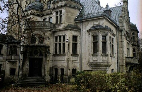 Rogan Mansion -- Paradis Sombre, Rabastan Lestrange, Miss Peregrines Home For Peculiar, Mattheo Riddle, Chateau Medieval, Yennefer Of Vengerberg, Home For Peculiar Children, Abandoned House, Abandoned Mansions