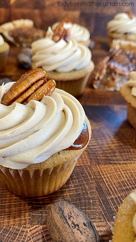 Caramel Pecan Cupcakes, Fall Filled Cupcakes, Christmas Flavor Cupcakes, Fall Flavored Cupcakes, Popular Cupcake Flavors, Fall Cupcake Flavors, Cupcake Filling Ideas, Cake Flavors And Fillings Combinations, Butter Pecan Cupcakes