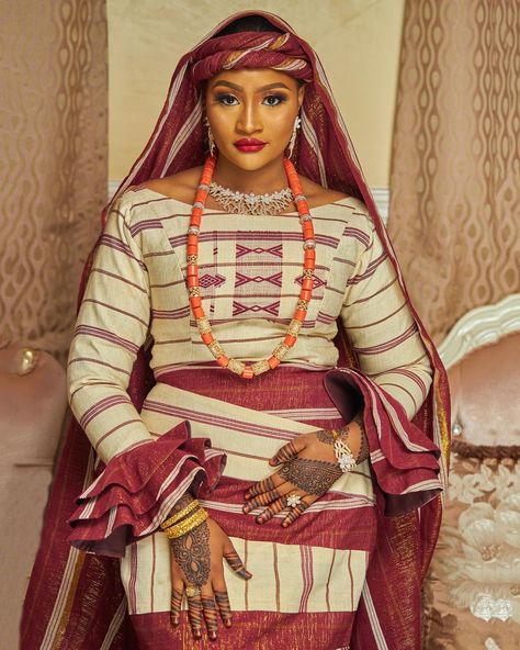 2021 STUNNING HAUSA BRIDES | THE ASO-EBI JUNKIE! Fulani Bride Nigerian Weddings, Northern Nigerian Brides, Hausa Bride Traditional Attire, Hausa Ankara Styles For Ladies, Senegalese Bride, Hausa Styles For Women, Arewa Hausa Styles, Hausa Fashion, Hausa Styles