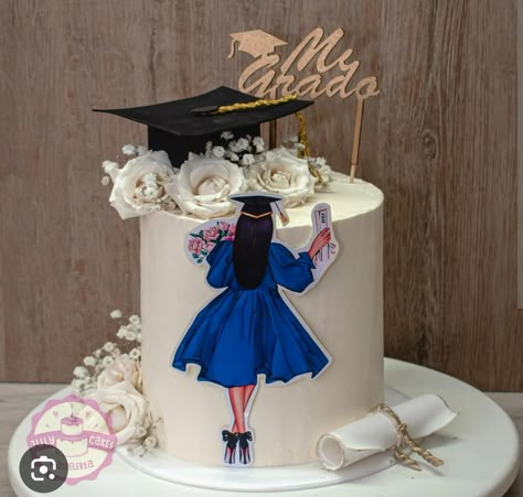 Simple Fondant Cake, Sparkly Wedding Cakes, Graduation Flower Bouquet, Graduation Cake Designs, Modern Birthday Cakes, Graduation Desserts, Baby Boy Birthday Cake, Graduation Flowers, College Graduation Party