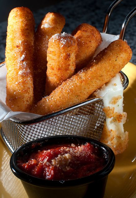 Traditional Italian Food, Italian Recipes Traditional, Mozzarella Sticks, Cheese Sticks, Dinner Meals, Fried Food, Food Humor, Interesting Food Recipes, Italian Food