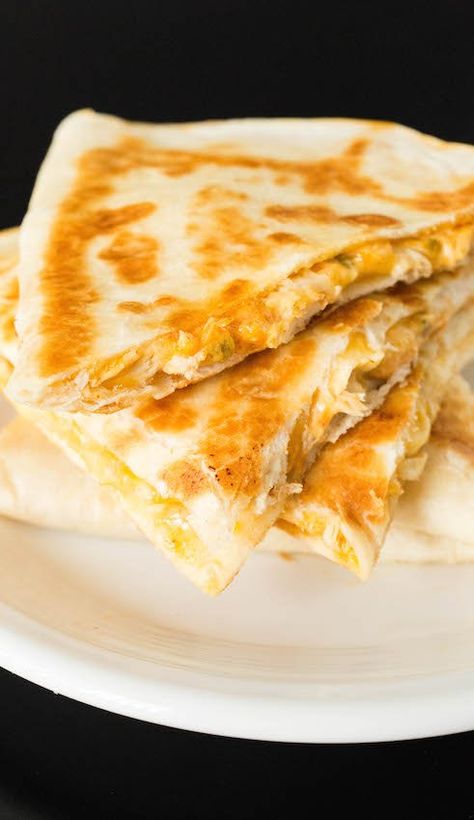 Taco Bell Quesadilla Recipe - Copycat Recipes Chicken Quesadillas Taco Bell, Taco Bell Quesadilla, Copycat Taco Bell, Quesadilla Recipes Easy, Recipe Copycat, Quesadilla Recipe, Low Carb Tacos, Taco Pasta, Taco Pizza