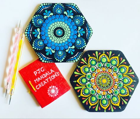 Hexagonal Mandala Art, Hexagon Lippan Art, Paintings On Hexagon Canvas, Hexagon Dot Mandala, Hexagon Mandala Design, Hexagon Art Drawing, Dot Mandala Coasters, Hexagon Canvas Art, Hexagon Canvas Painting Ideas