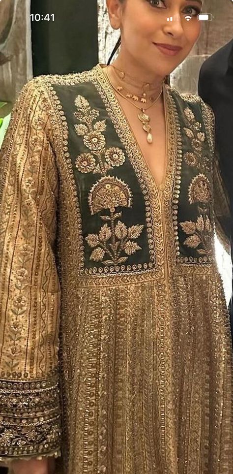 Velvet Dress Designs, Pakistani Fancy Dresses, Pakistani Fashion Party Wear, Traditional Indian Outfits, Pakistani Bridal Dresses, Embroidery Suits Design, Stylish Party Dresses, Boutique Dress Designs, Party Wear Indian Dresses