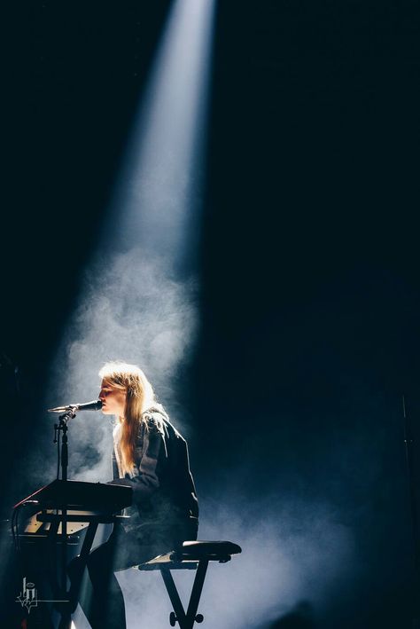 Musicians On Stage, Hannah Reid, Photoshoot Music, Band Performing, Small Concert, Music Festival Photography, London Grammar, Grammar Posters, Concert Lights