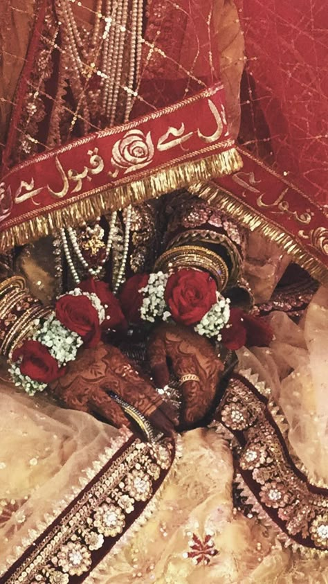 Nikkah Snaps, Baarat Entry, Punjabi Wedding Aesthetic, Eid Looks, Bride Photos Poses, Wedding Card Frames, Bridal Photography Poses, Snap Streak Ideas Easy, Engagement Mehndi Designs