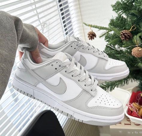 Cute Running Shoes, Pretty Sneakers, Nike Shoes Air Force, Trendy Shoes Sneakers, Preppy Shoes, Pretty Shoes Sneakers, Jordan Shoes Retro, All Nike Shoes, Nike Air Shoes