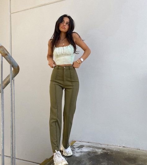 Balenciaga Triple S Outfit Woman, Small Top Big Pants Outfit, Triple S Outfit, Velvet Pants Outfit, Little Top Big Pants, Trendy Instagram Outfits, Swag Fits, 90s Velvet, In My Element