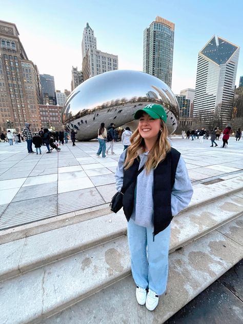 Chicago In The Winter Outfit, Outfit Inspo For Chicago Winter, Cold Chicago Outfits, Modest Nyc Outfits, Rainy Chicago Outfit, December Chicago Outfits, Chicago Casual Outfits, Outfits With Ny Hat, Green Hat Outfit Winter