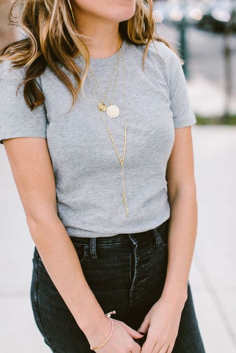 14 Ways We're Styling Jeans & T-Shirts Right Now | The Mom Edit Gray Shirt Outfit, Styling Jeans, Casual Tshirt Outfit, Denim Shirt Outfit, New Outfit Ideas, Jeans And T Shirt Outfit, Saturday Outfit, Mom Edit, Grey Tshirt