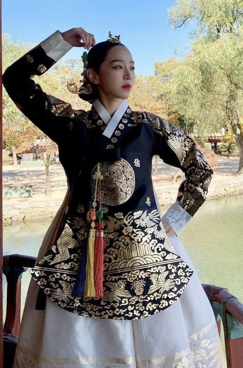 Mr Queen, Shin Hye-sun, Korean Traditional Dress, Modern Hanbok, Fotografi Vintage, Korean Hanbok, Korean Wedding, Kim Woo Bin, Traditional Korean