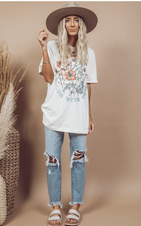 Boho Outfits With Jeans, Touring Outfits, Salon Fits, Boho Mom Style, Nashville Style Outfits, Spring Outfits Boho, Trendy Mom Outfits, Everyday Jeans, Casual Fridays