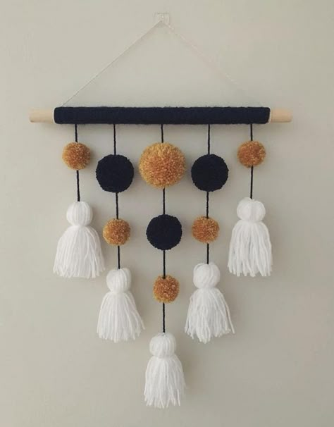 Tassel Wall Hang, Pom Crafts, Dekor Diy, Diy Yarn Crafts, Pom Pom Crafts, Diy Yarn, Wall Hanging Diy, Yarn Diy, Flower Diy Crafts