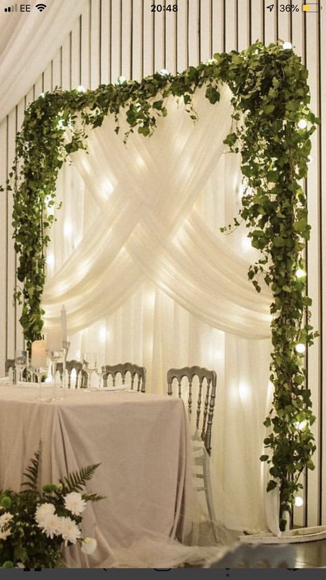 Elegant Wedding Arch Indoor, Garden Wedding Arch Ideas, Wedding Headtable Backdrop Ideas, Bride And Groom Table Backdrop, Enchanted Forest Bridal Shower Ideas, Wedding Photo Backdrop Diy, Simple Wedding Backdrop Reception, Small Wedding Table Layout, Rustic Backdrop Ideas