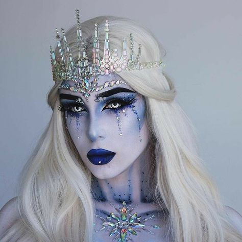 Queen Aesthetic Outfit, Ice Queen Aesthetic, Krampus Costume, Ice Makeup, Ice Queen Costume, Ice Queen Makeup, Halloweenský Makeup, Cool Halloween Makeup, Amazing Halloween Makeup