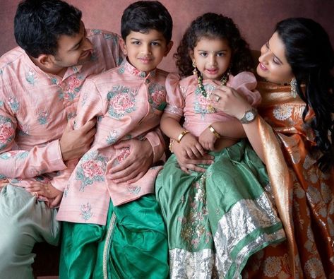 Brother And Sister Combo Dress, Family Twinning Outfits Indian, Matching Dress For Family, Family Matching Outfits Indian, Family Party Outfit, Twining Outfits, Mom Daughter Matching Dresses, Mom And Baby Dresses, Family Dress