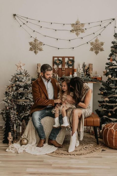 Photography Portrait Ideas, Christmas Family Photoshoot, Holiday Mini Session, Photography Mini Sessions, Jackson Mississippi, Christmas Portraits, Christmas Mini Sessions, Boho Theme, Christmas Photography