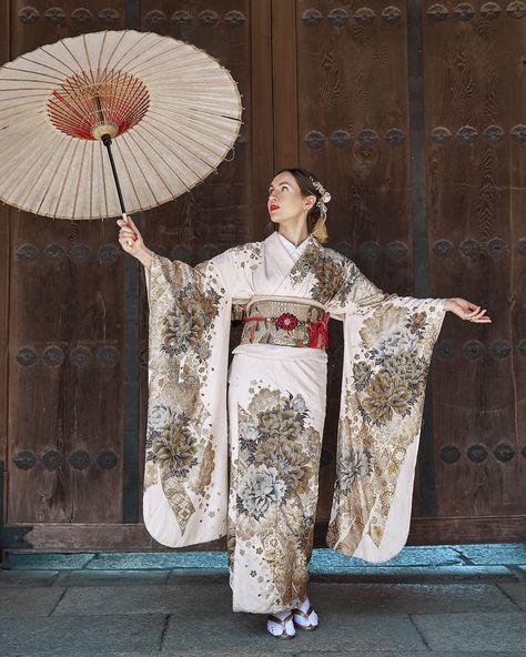 “Kimono photoshoot 📸 This season I took so many beautiful photos of ladies in kimonos, but this is one of my favourites 💕 Beautiful Anna @annatekuch so perfectly got into her role 💃 What do you think? 💭 And of course, having the right kimono is doing a great part! 👘 Was working with this kimono shop this season and it’s amazing. @kimonorental_ann 🌸”. #WhiteKimono #KimonoFashion #KimonoPhotoshoot #Katana #FashionEditorial #TokyoPhotographer #JapaneseFashion #TraditionalFashion #KimonoOutfit #... Kimono Photoshoot, Samurai Fashion, Kimono Aesthetic, Japanese Wedding Dress, Japanese Fashion Trends, Kimono Outerwear, Origami Dress, Modern Kimono, Kimono Outfit