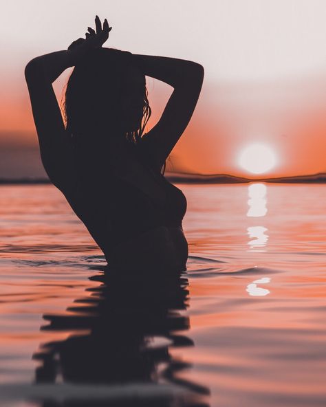 Water Bourdier Photoshoot, Lake Photoshoot Ideas, Beach Fashion Shoot, Lake Photoshoot, Water Sunset, Bouidor Photography, Water Shoot, Body Art Photography, Silhouette Photography