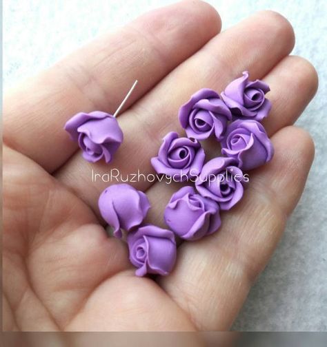 Polymer clay floral beads Clay Flower Making, Polymer Clay Beads Diy, Fimo Diy, Polymer Clay Tutorials, Diy Polymer Clay, Polymer Flowers, Flowers Lavender, Polymer Clay Flower Jewelry, Polymer Clay Jewelry Tutorials